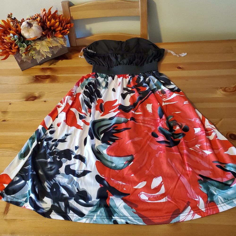 She's Cool - Women's Black Red Floral Strapless Semi Sweetheart Neck Mini Dress - Picture 7 of 7